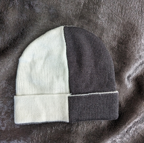 Yin and yang split beanie - Picture 2 of 3